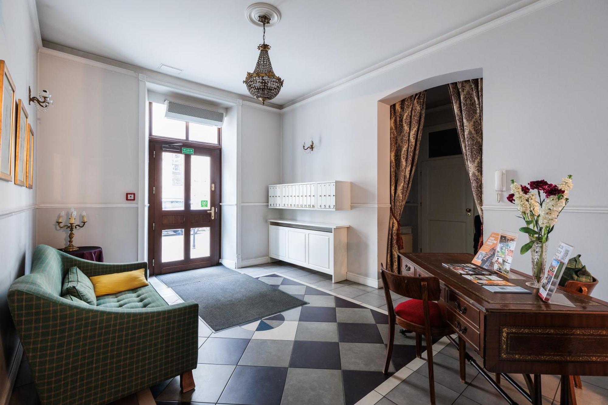 Classy Old Town - By Upstairs *