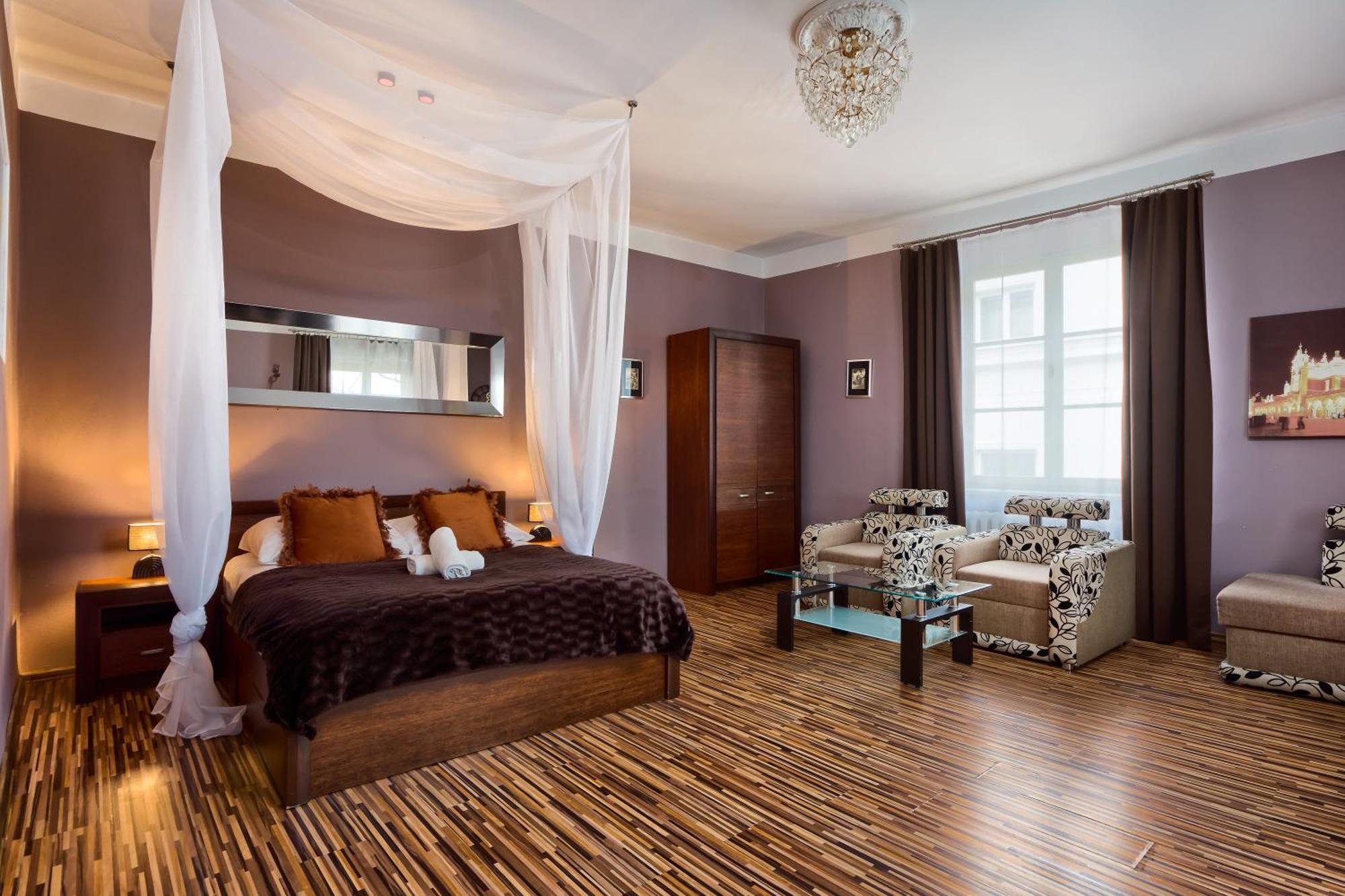 Mikolajska 5 *