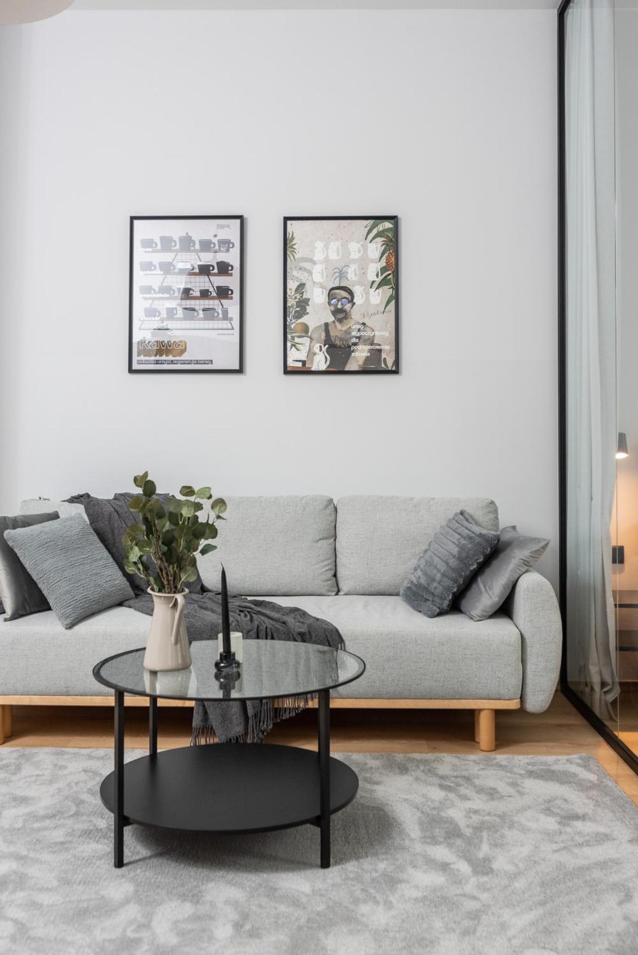 Modern Centrally Located - By Upstairs Apartament *