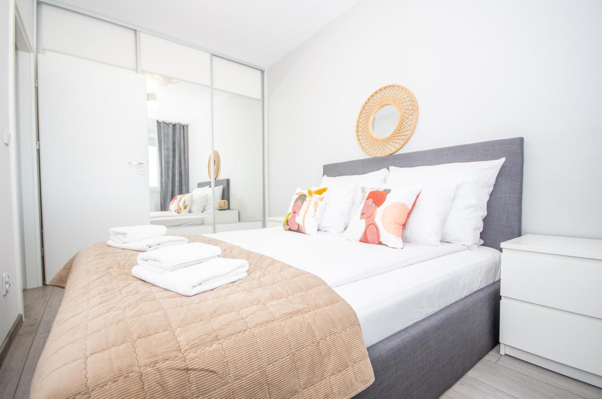 Apartment Inpoint Zablocie Near To University, Schindler's Factory, Aptiv,cisco, Ocean And Enterprise Park *