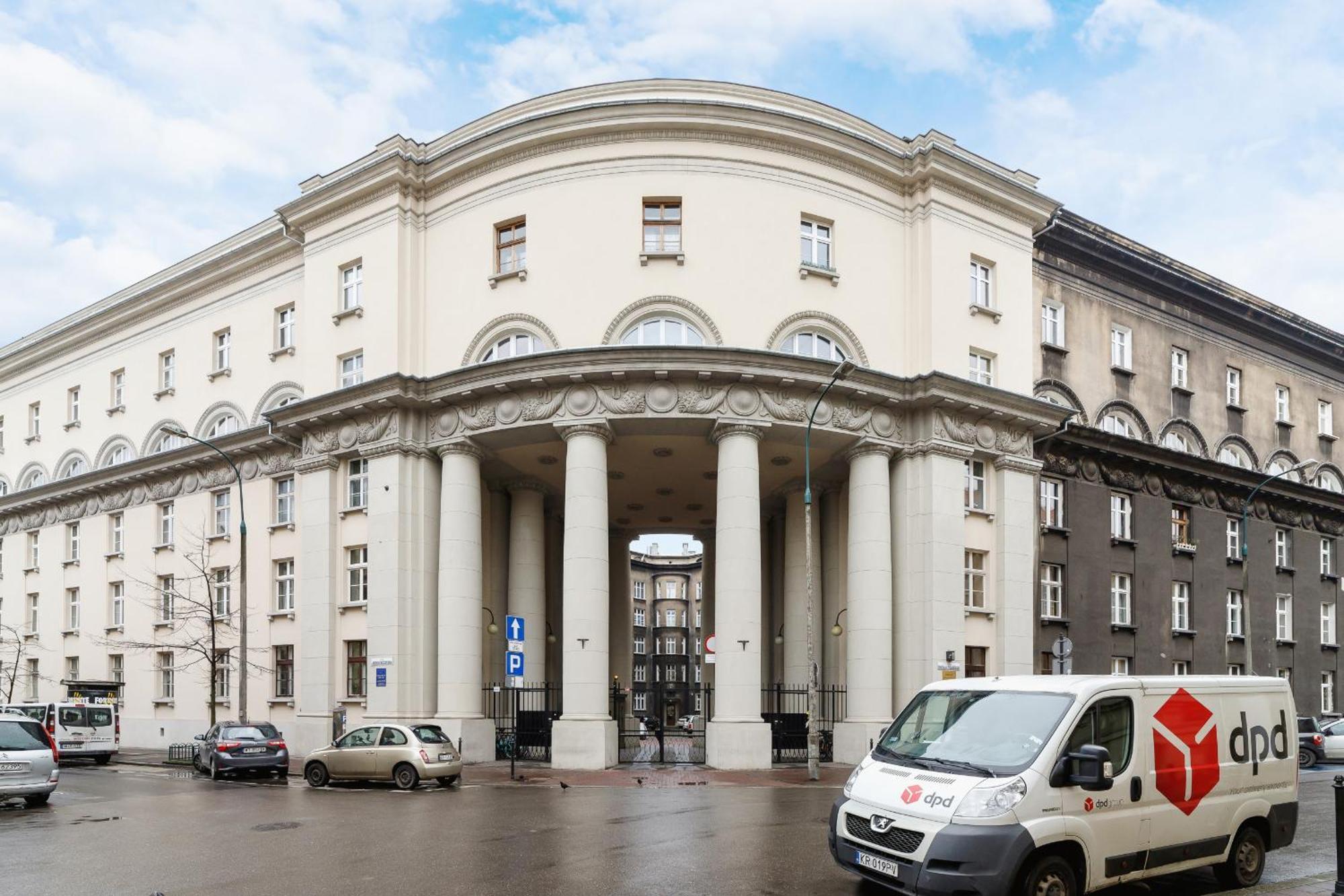 Spacious Retro In The Center Of Cracow By Renters Apartment