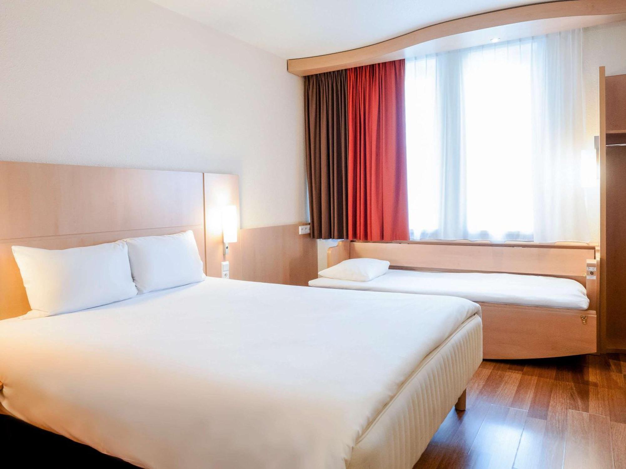 Ibis Stare Miasto Hotel 3*