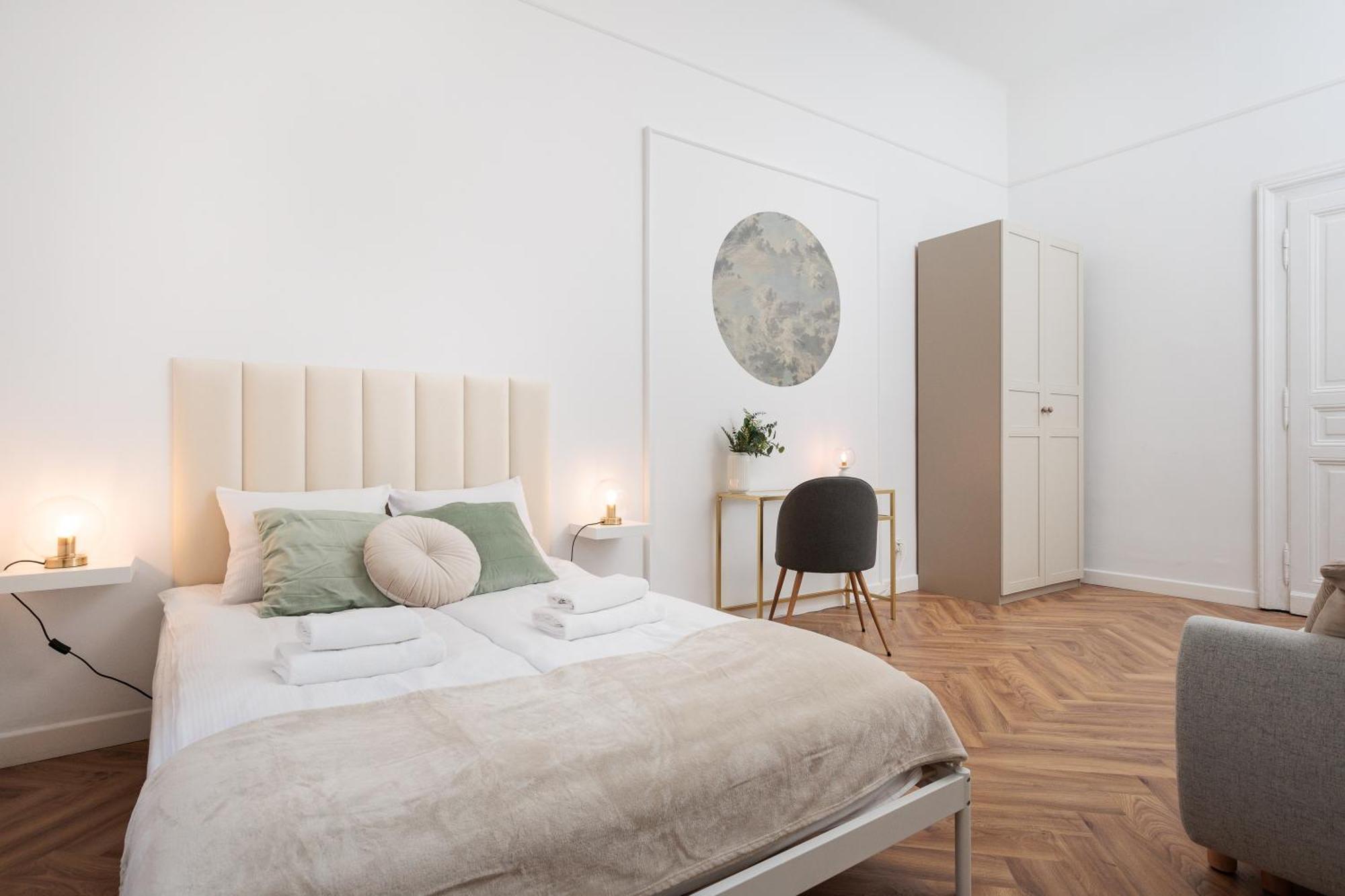 Spacious & Modern 6 Bedroom - Around The Main Market Square - By Upstairs
