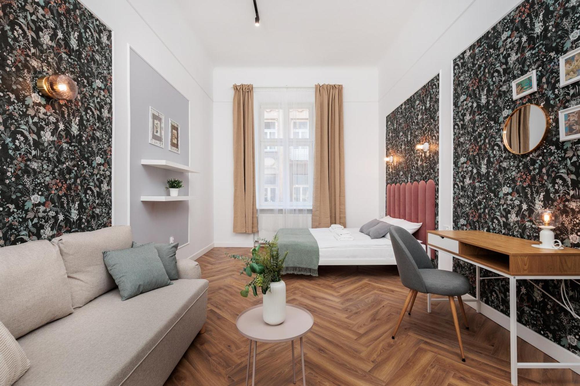 Spacious & Modern 6 Bedroom - Around The Main Market Square - By Upstairs Apartament *