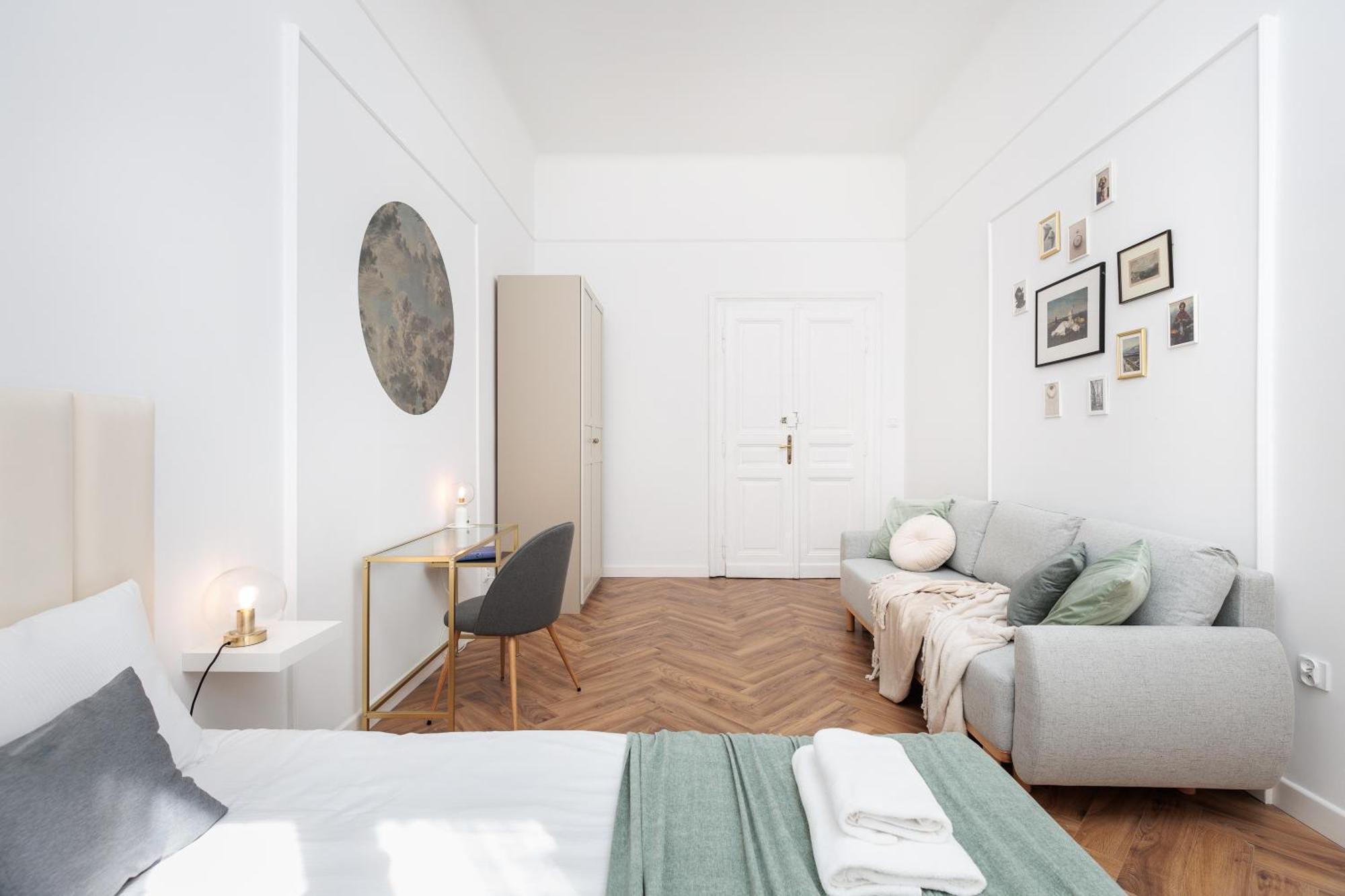 Spacious & Modern 6 Bedroom - Around The Main Market Square - By Upstairs Apartament
