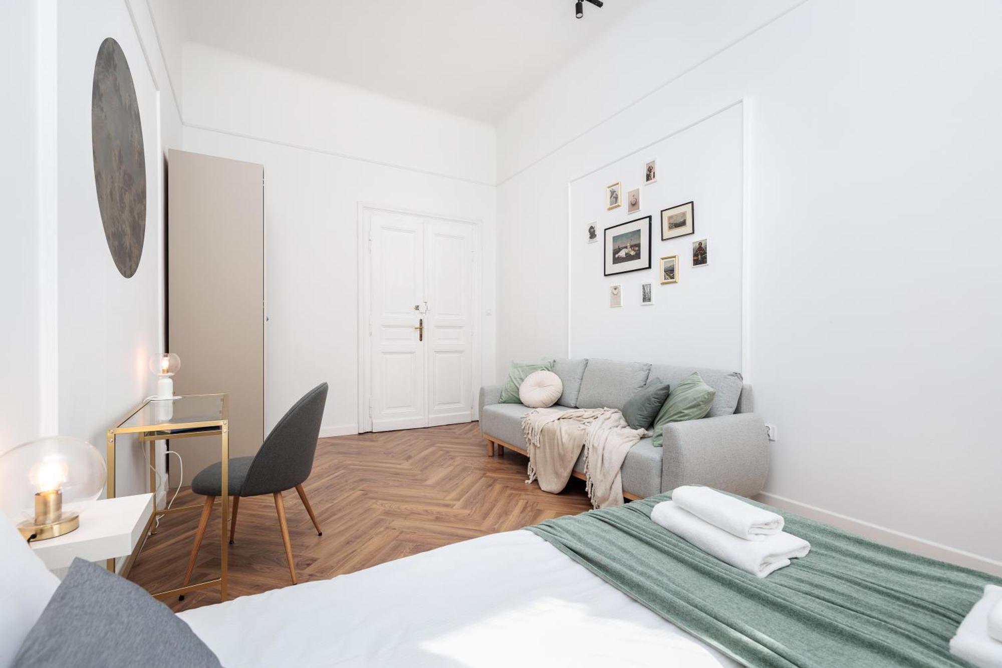 Spacious & Modern 6 Bedroom - Around The Main Market Square - By Upstairs Apartament