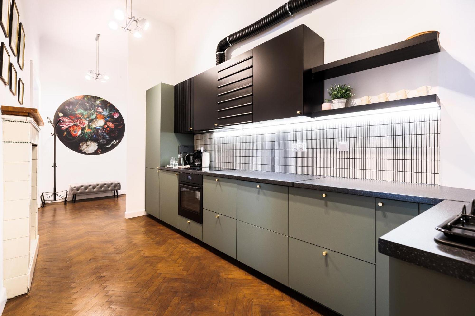 Spacious & Modern 6 Bedroom - Around The Main Market Square - By Upstairs *