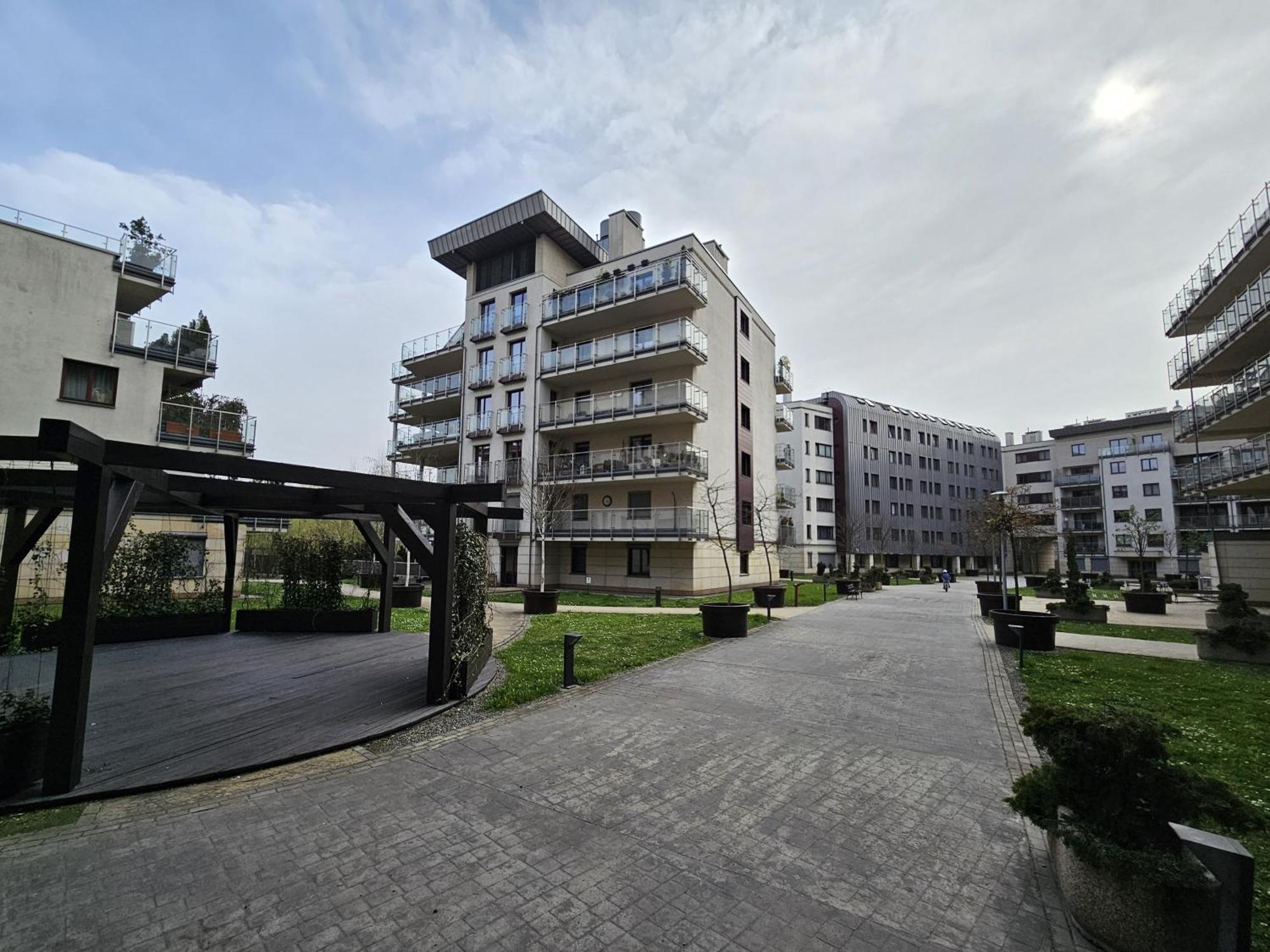 Bulwary Wislane Ludwinowska Przy Forum By Renters *
