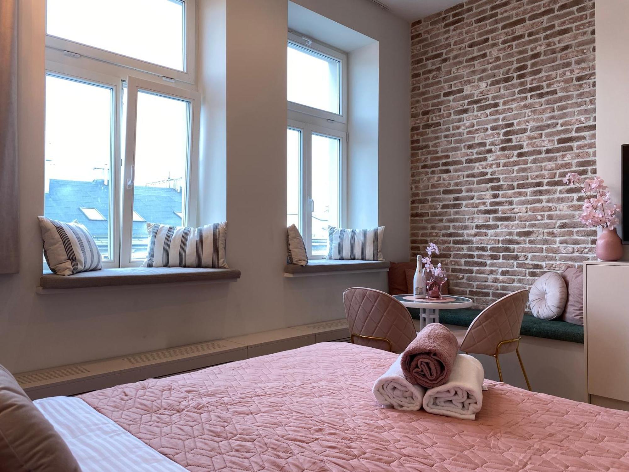 Royal Rose - Old Town Apartment