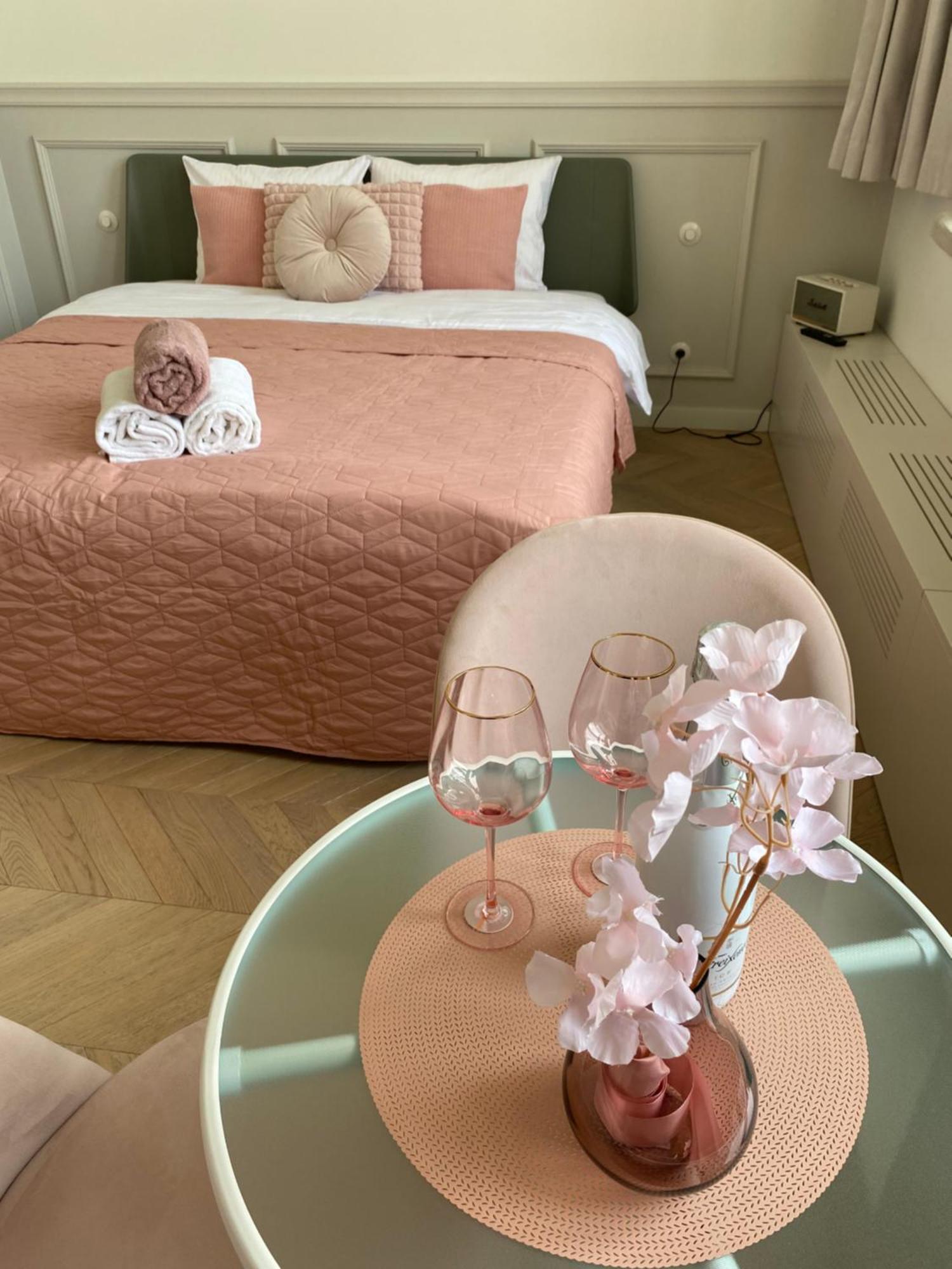 Royal Rose - Old Town Apartment *
