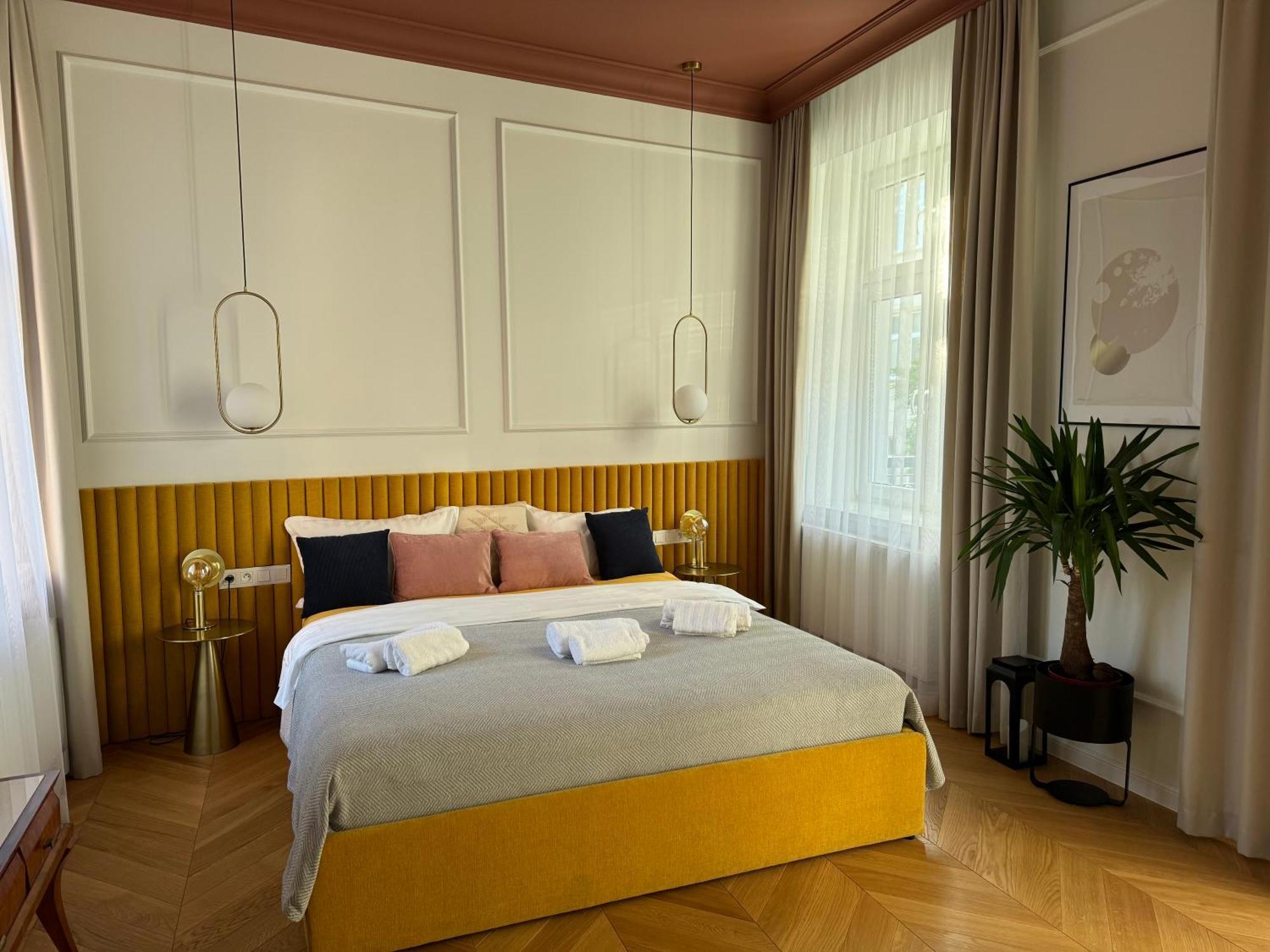 Premium In Parisian Style In The Heart Of Old Apartment *