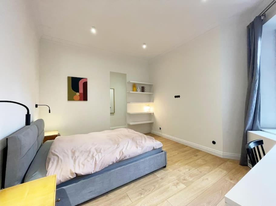 Golden Manor Apartment *