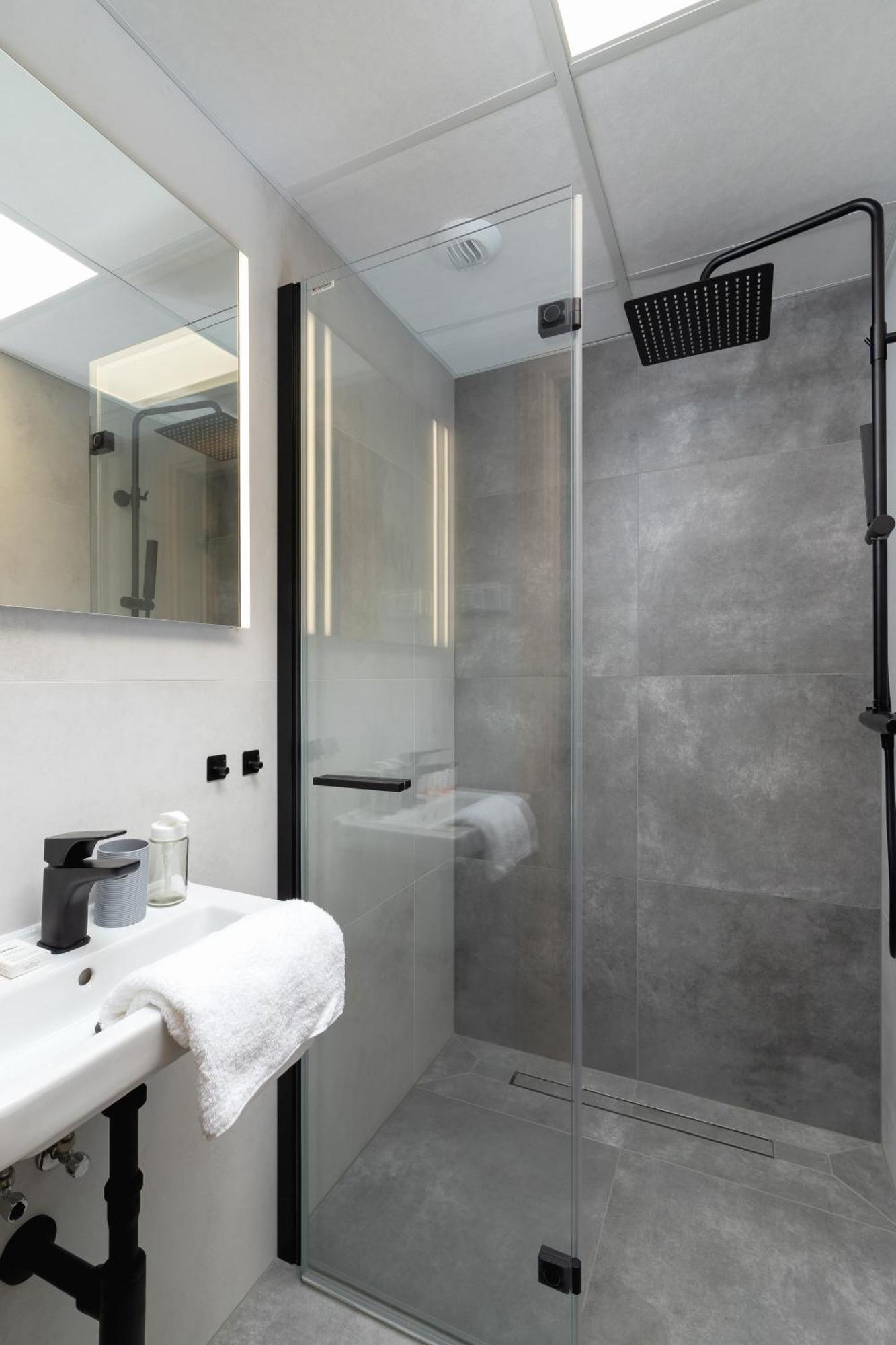 Modern With Air Conditioning In Downtown By Renters *