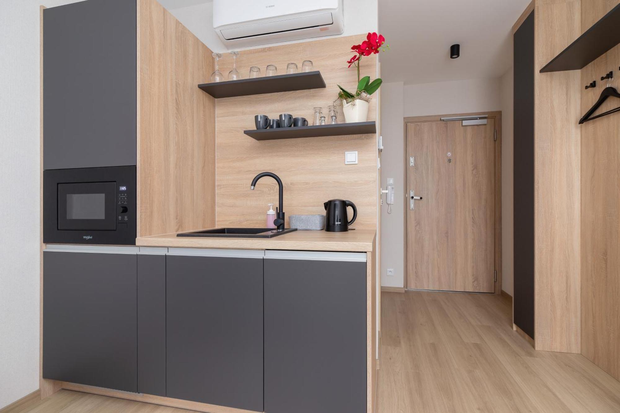 Modern With Air Conditioning In Downtown By Renters *
