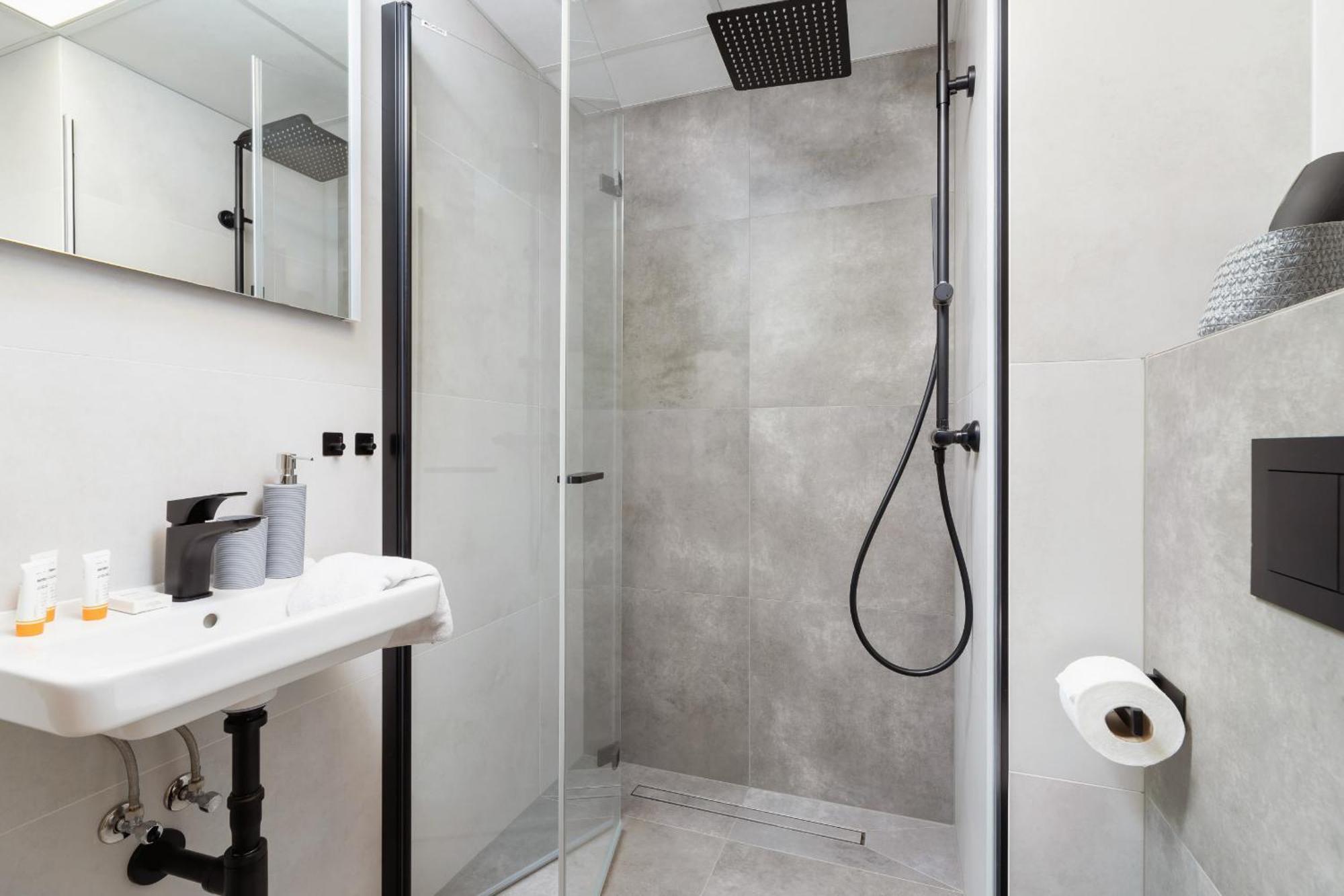 Modern With Air Conditioning In Downtown By Renters *