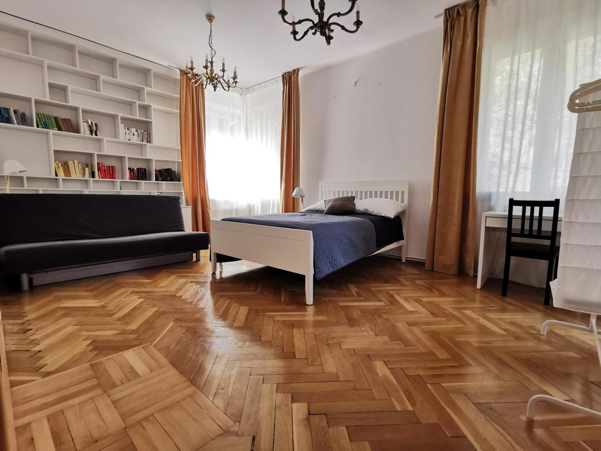 Cozy Spacious With Balcony Apartament