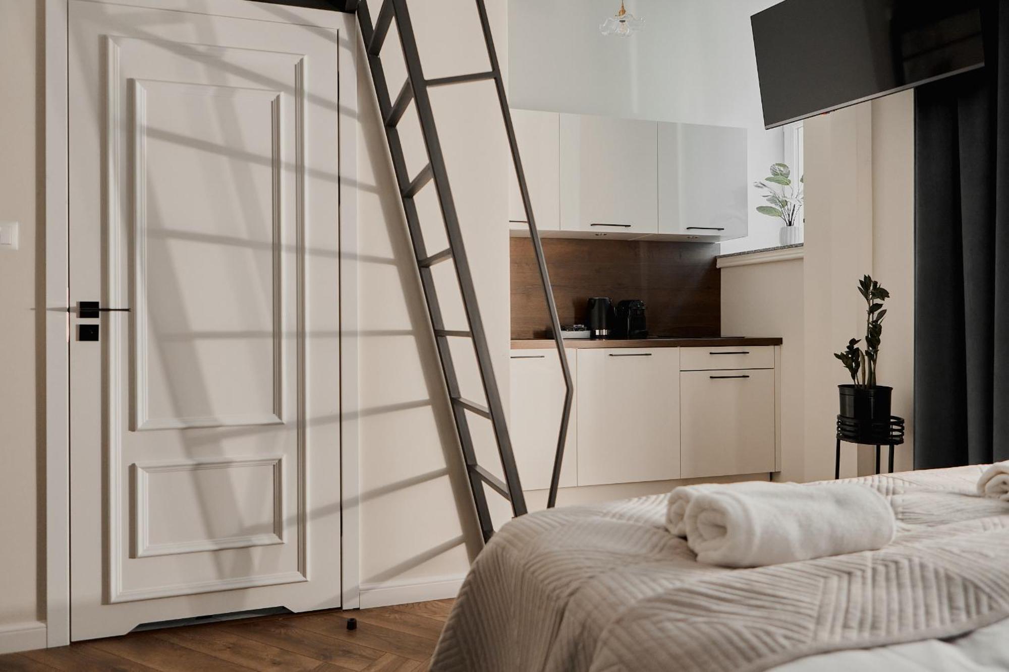 Old Town Charm & Chic By Downtown Apartment