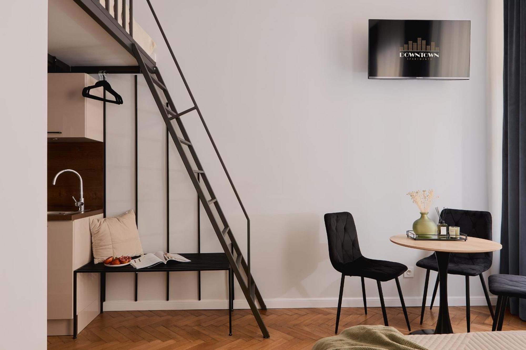 Old Town Charm & Chic By Downtown Apartment