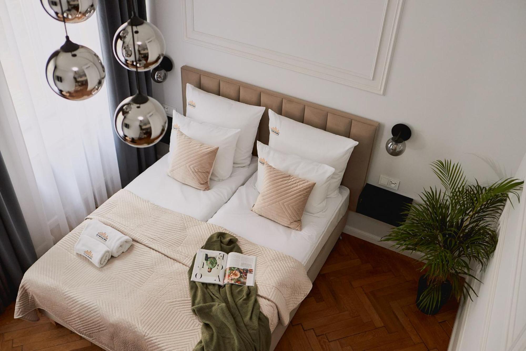 Old Town Charm & Chic By Downtown Apartment