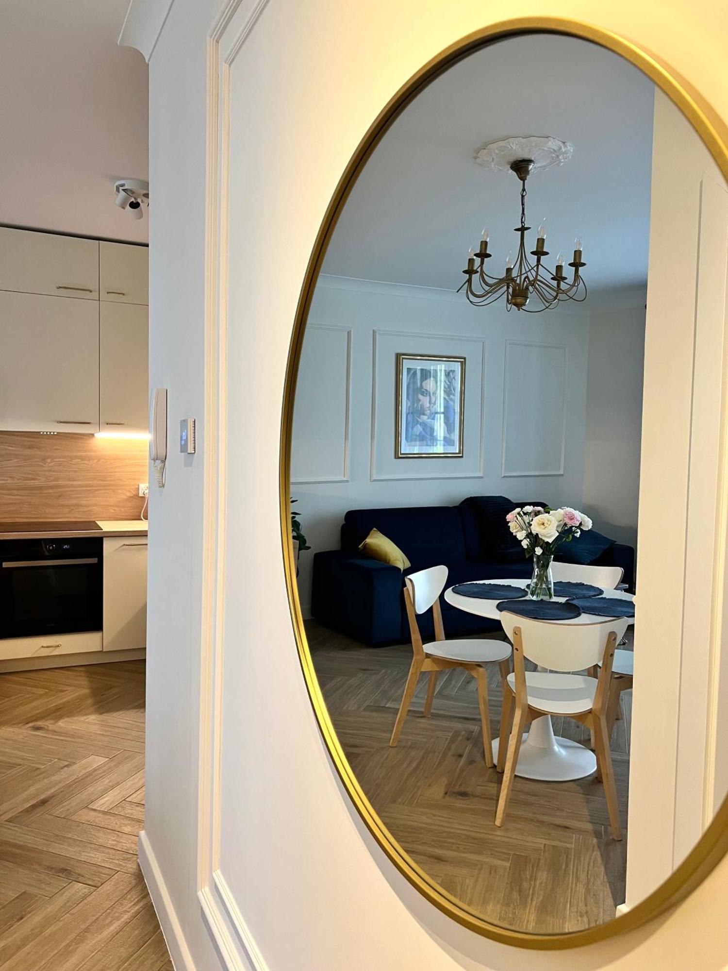 Atrium - Old Town Luxury - By Upstairs Apartment