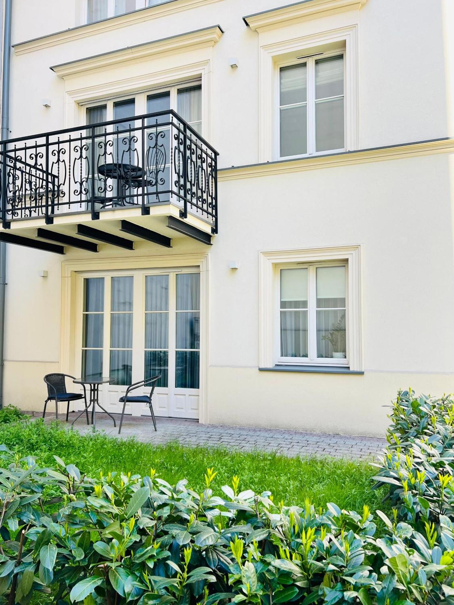 Atrium - Old Town Luxury - By Upstairs Apartment *