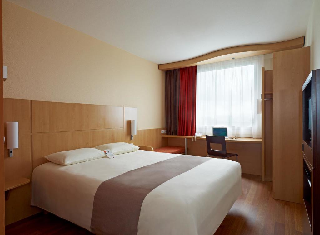 Ibis Stare Miasto Hotel 3*