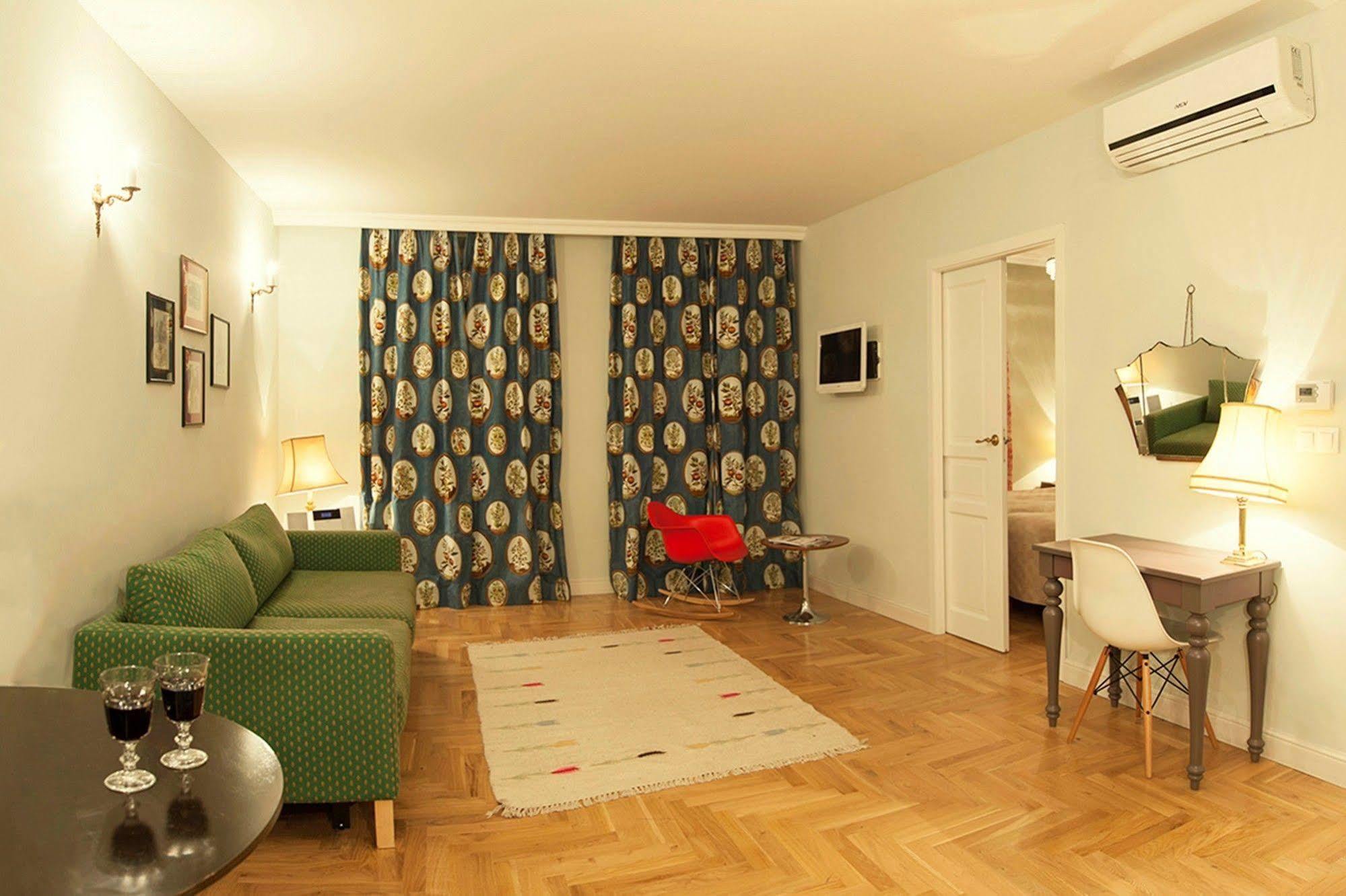 Crystal Chez Helena Aparthotel 3*