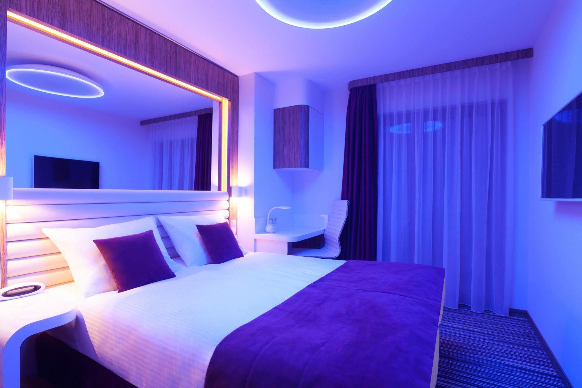 Hotel Leonardo Boutique Center 4*