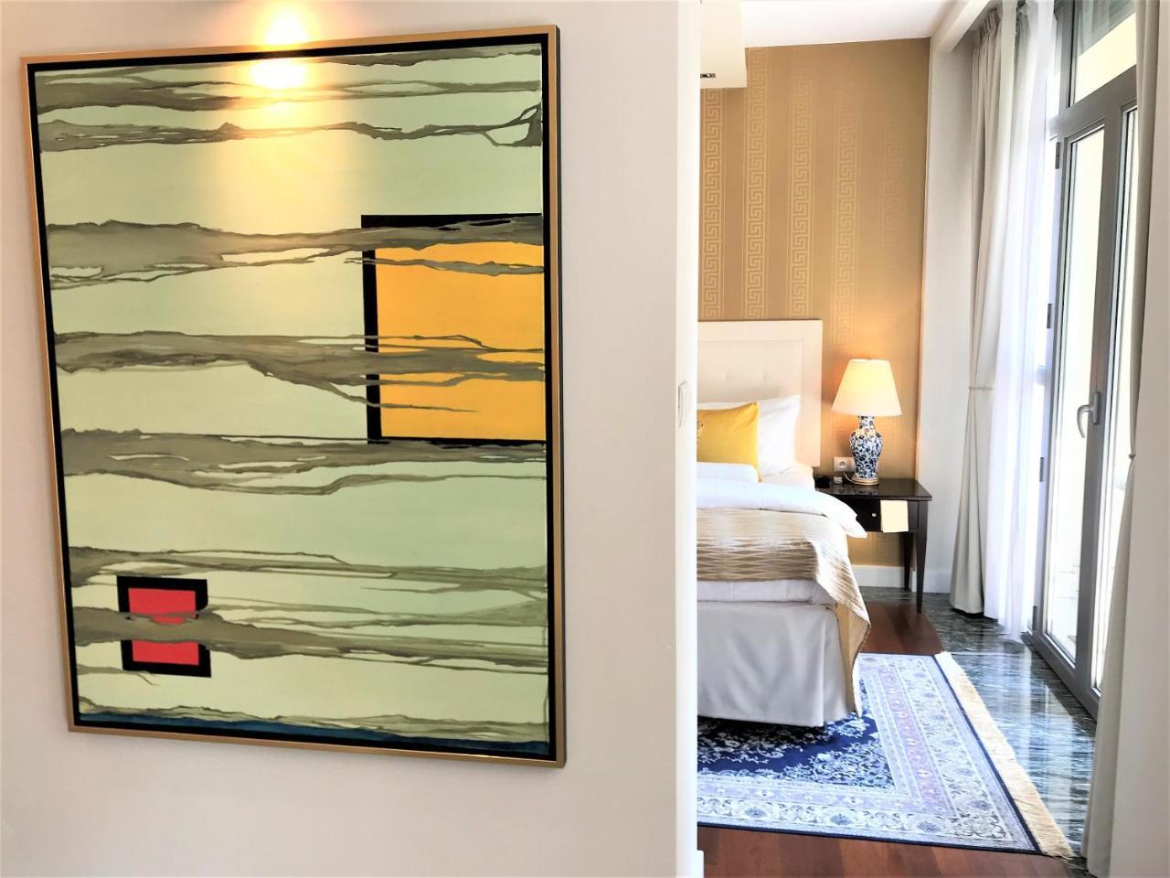 Mondrian Luxury & Old Town Aparthotel