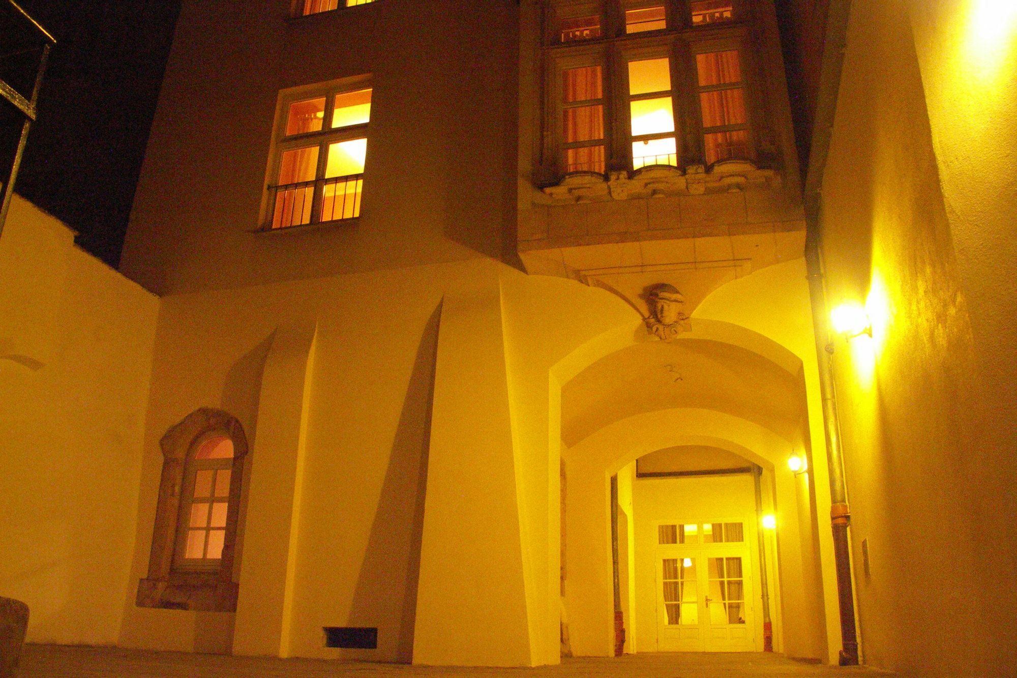 Heynow Rooms, And In Center