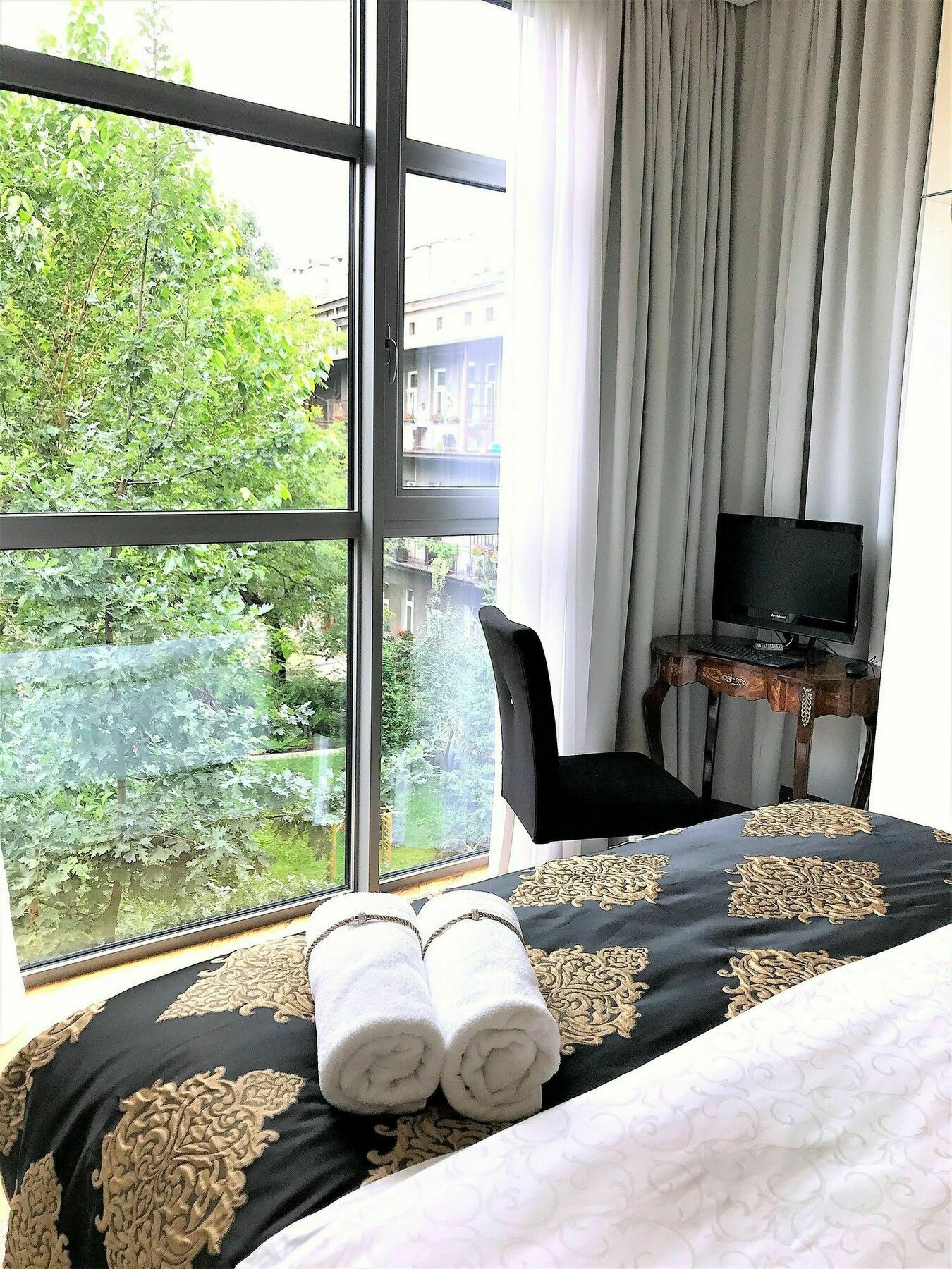 Aparthotel Mondrian Luxury & Old Town 5*