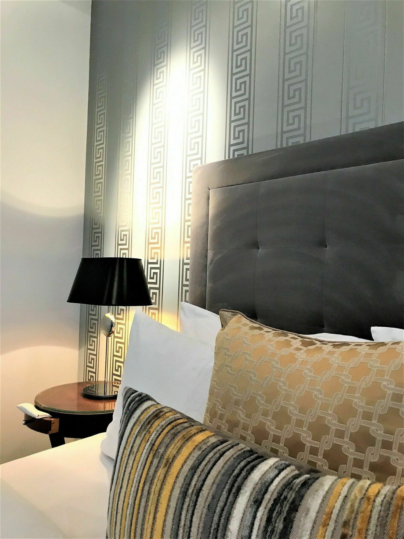 Aparthotel Mondrian Luxury & Old Town