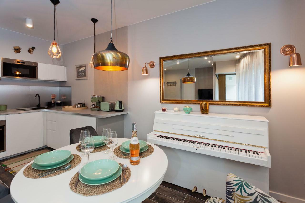 Apartment Of The Kings Piano *