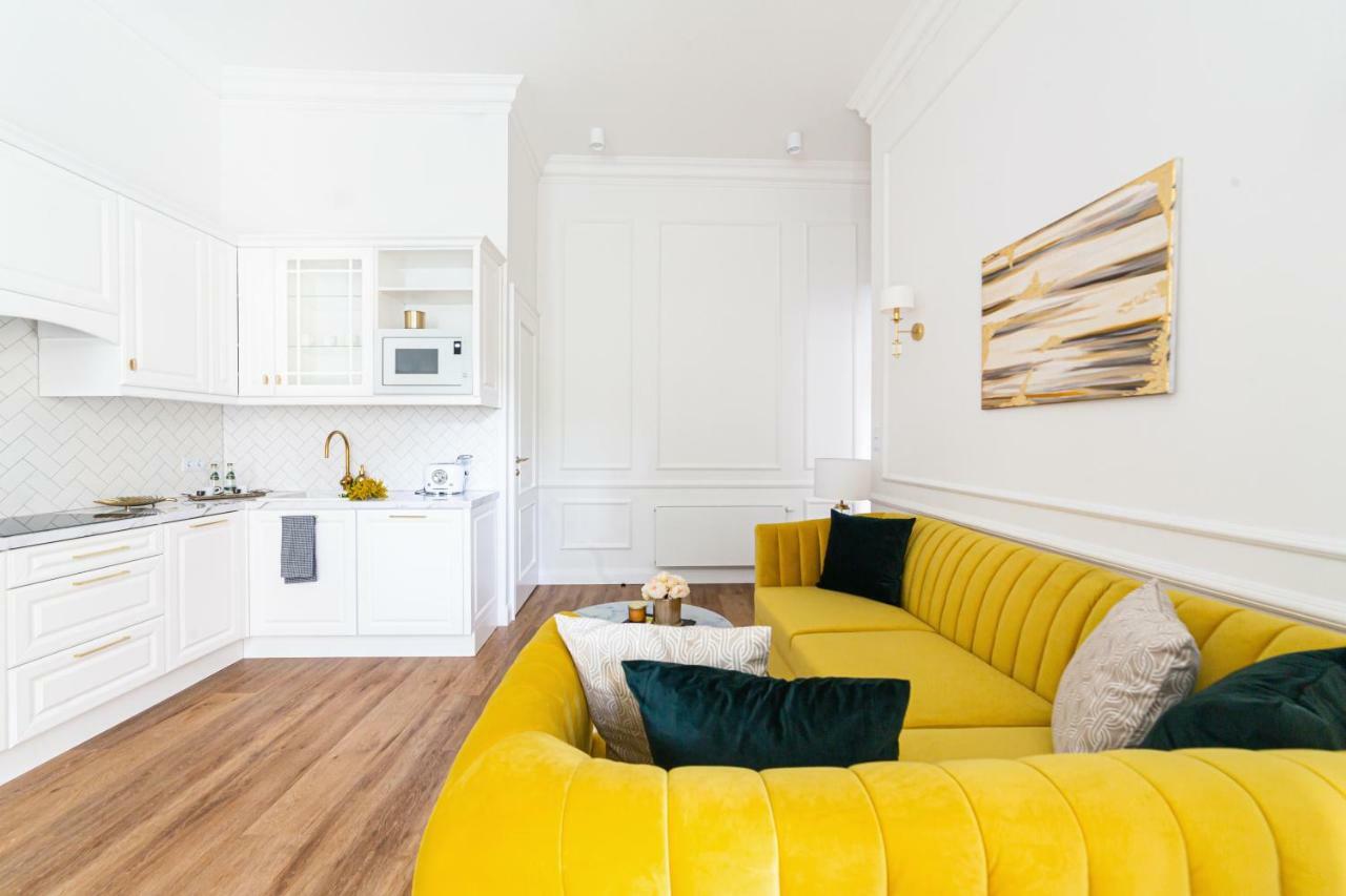 Golden Place Apartment *