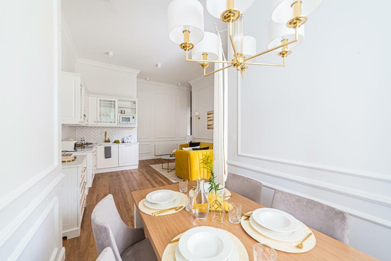 Golden Place Apartment *