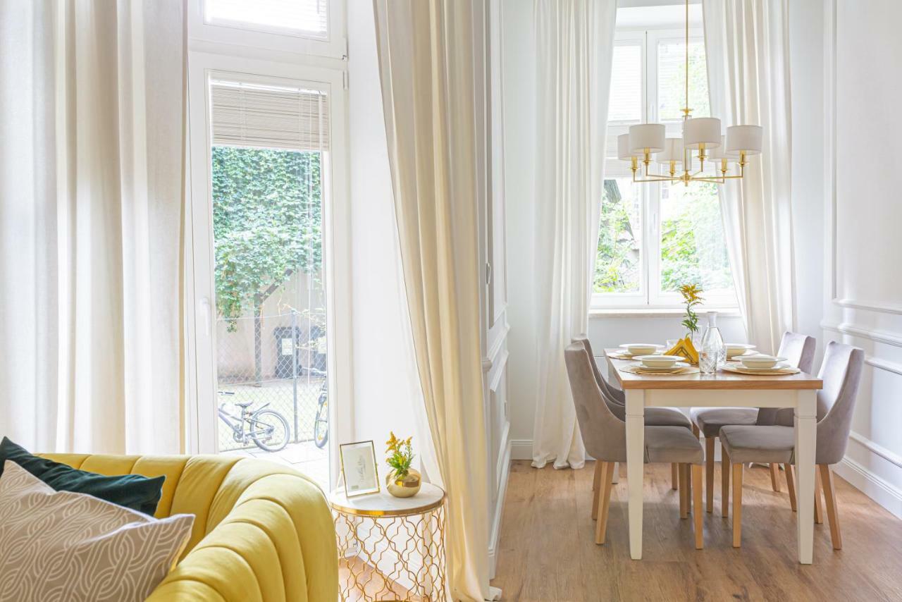Golden Place Apartment *