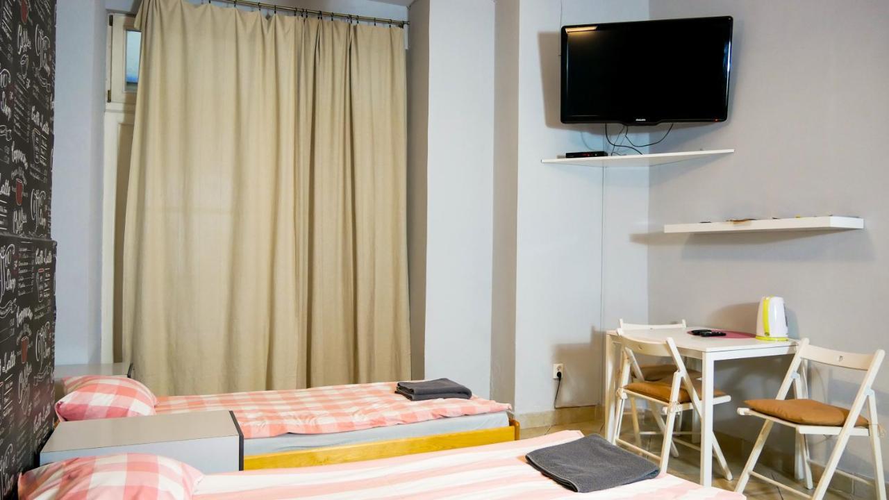 Heynow Rooms, And In Center