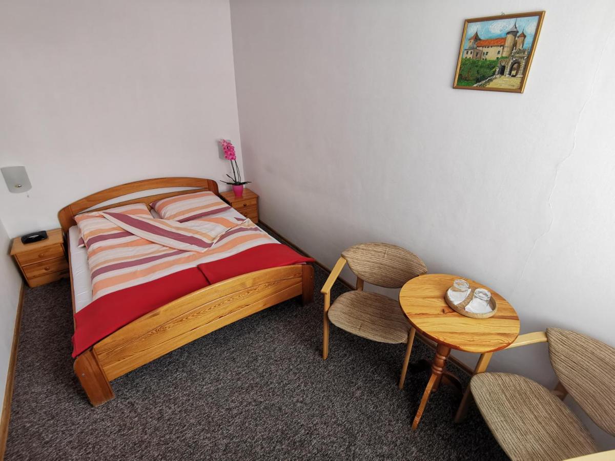 Dom Pod Tujami Bed & Breakfast *
